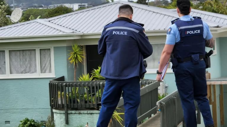 Officers during the investigation in the suburb of Grey Lynn. Photo: Lucy Xia / RNZ