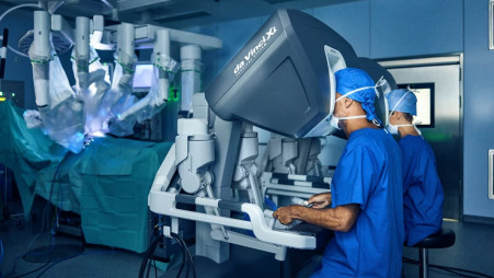 Da Vinci Surgical System made by Intuitive Surgical company employs a minimally invasive approach to perform robotic surgeries. Photo: Collected