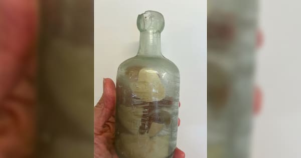 WWI soldiers' messages in a bottle found on Australian beach