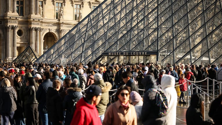 Visitors queue outside the Louvre museum, one week after the robbery on October 26, 2025 in Paris.
