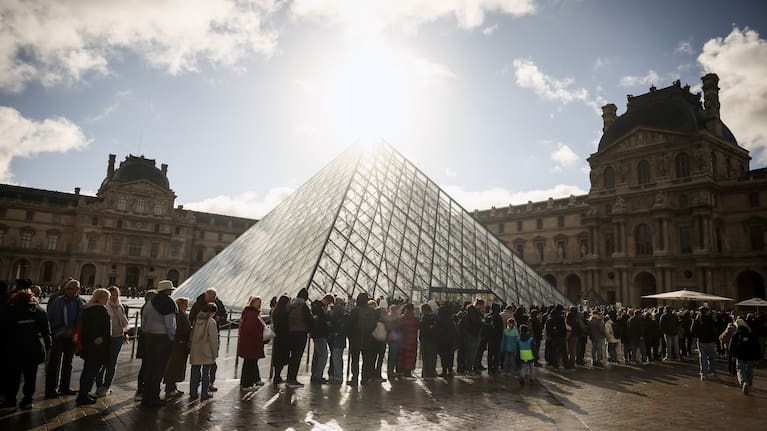Visitors queue outside the Louvre museum, one week after the robbery on October 26, 2025 in Paris.