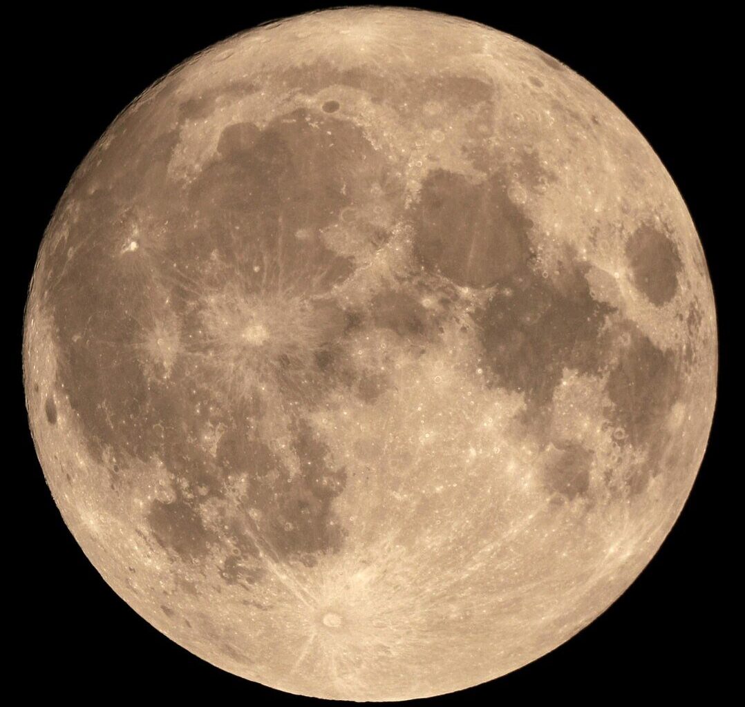 The full Moon with its many lunar maria that, at the right time, can appear like a face looking back at you (Credit :  Tomruen)