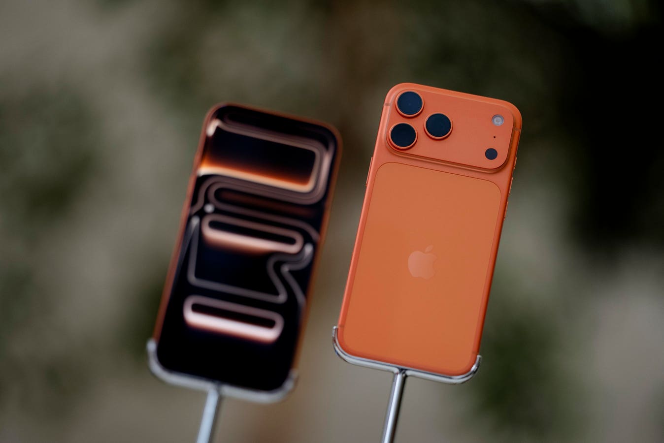 Apple iOS 18.7.2: iPhone Update For Users Who Don’t Want iOS 26: Which Should You Choose?