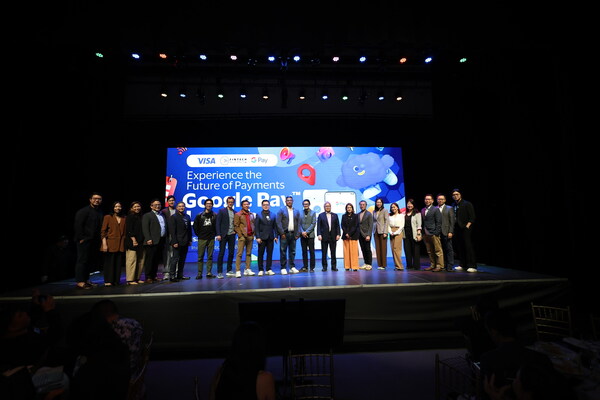 Ren-Ren Reyes, President and CEO of GCash mobile wallet operator G-Xchange, Inc., joins other industry players led by the FintechAlliance.Ph and Visa, along with officials from the Bangko Sentral ng Pilipinas (BSP) and Department of Information and Communications Technology (DICT), at the launch of Google Pay in the Philippines