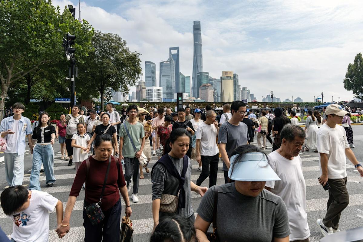 China Services Gauge Extends Growth Streak Even as Economy Slows