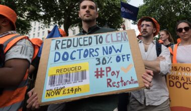 Junior doctors could get guaranteed pension of £125,000 a year
