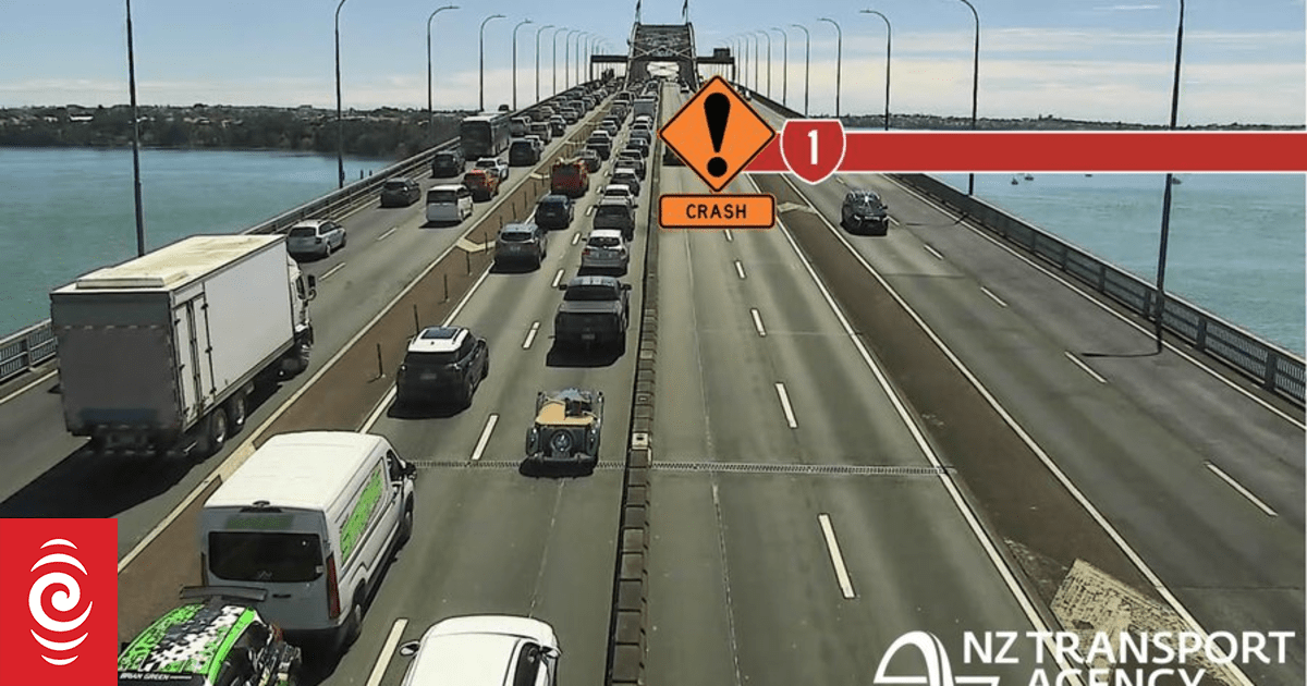 Delays after crash forces lane closure on Auckland's Harbour Bridge