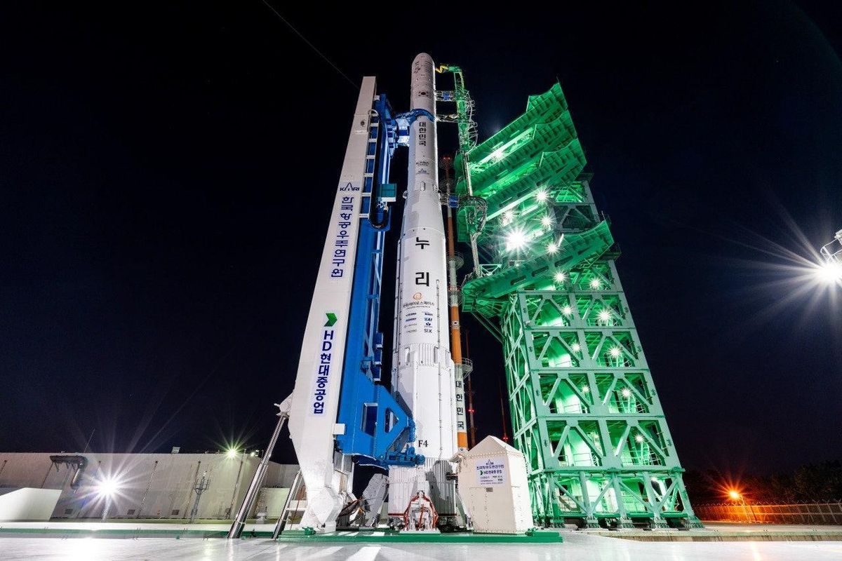 The Nuri rocket sits on the launch pad at the Naro Space Center in Goheung, South Jeolla Province, Wednesday. Courtesy of Korea Aerospace Research Institute