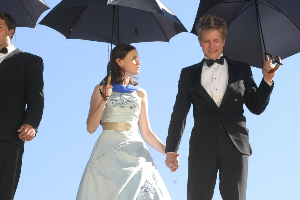 Do these outfits look familiar? From Gilmore Girls (Photo: Courtesy of Netflix) מתוך "בנות גילמור"