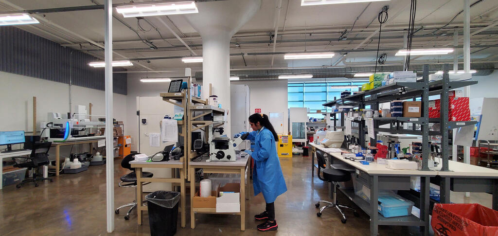 גיל שי )מימין(, לירון עזריאלנט ודניאל רודיטי ממירון קפיטל, הקרן הישראלית היחידה שהשקיעה ב־ .NeuroKaire "כדי להפוך את החברה למסחרית, נצא בקרוב לעוד סבב גיוס הון"