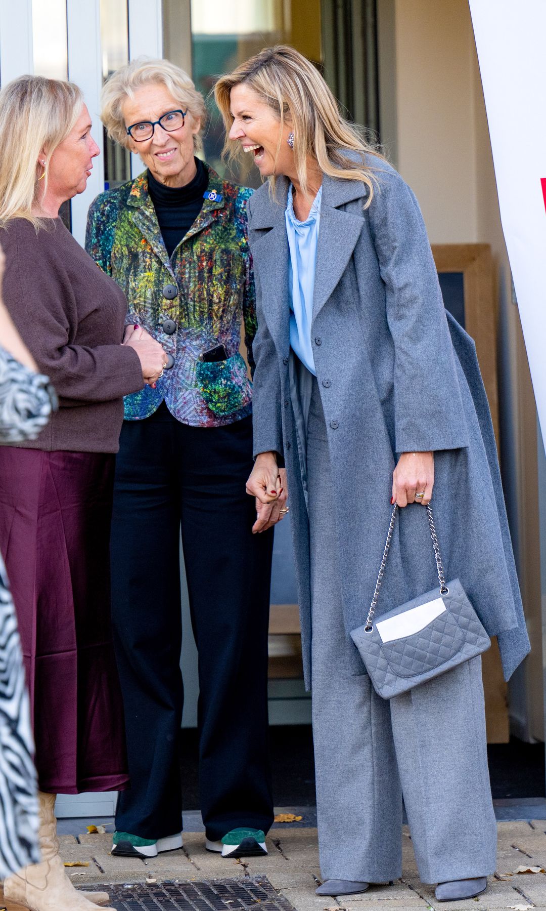 For the occasion, the Queen wore a chic grey outfit