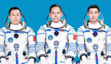 Chinese Astronauts Stranded in Space With No Return Vehicle