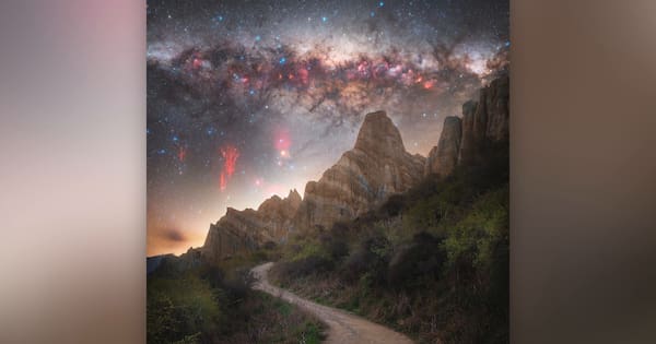 'Very difficult' conditions align for perfect pic of red lightning