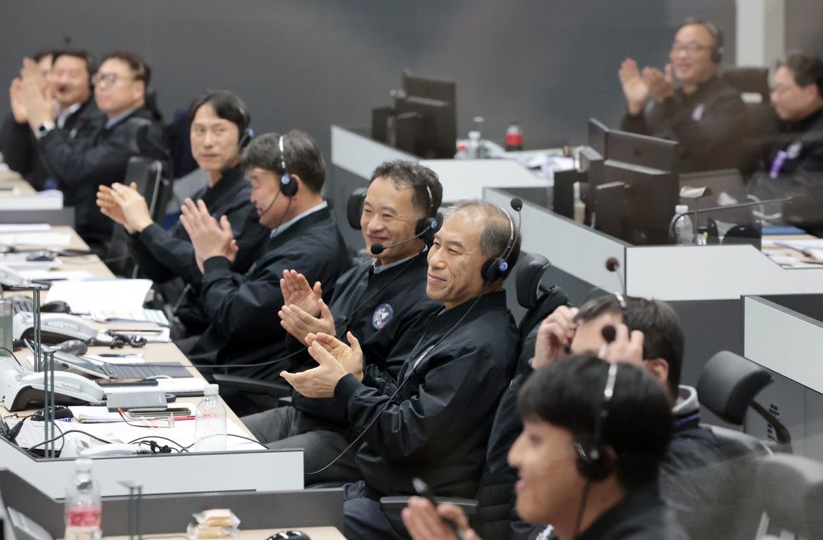 Officials applaud after the successful fourth launch of a Nuri rocket at the Naro Space Center in Goheung, South Jeolla Province, Thursday. Courtesy of Korea Aerospace Research Institute