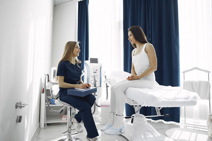 Patient consulting with a doctor in a modern clinic, highlighting the contrast between Dr. Google and real doctor advice.