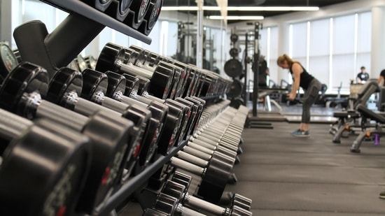 Fitness trainer Alex outlines eight workout mistakes that are straining your joints.(Unsplash)