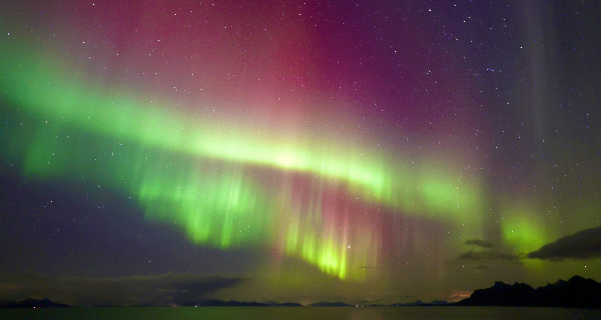 Powerful geomagnetic storm sparks stunning northern lights across North America (photos)