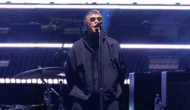 Oasis frontman unleashes after flares thrown into Melbourne crowd