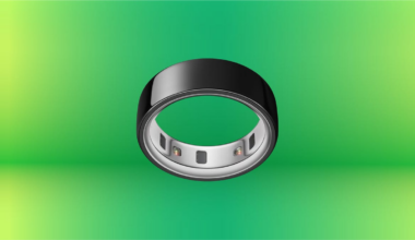 Black Oura Ring on display against green gradient background.
