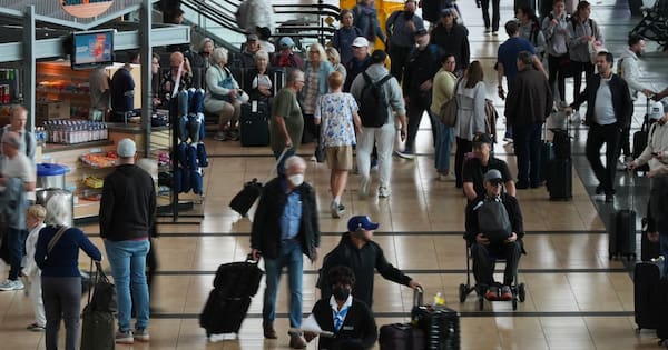 US airlines cancel more than 2500 weekend flights