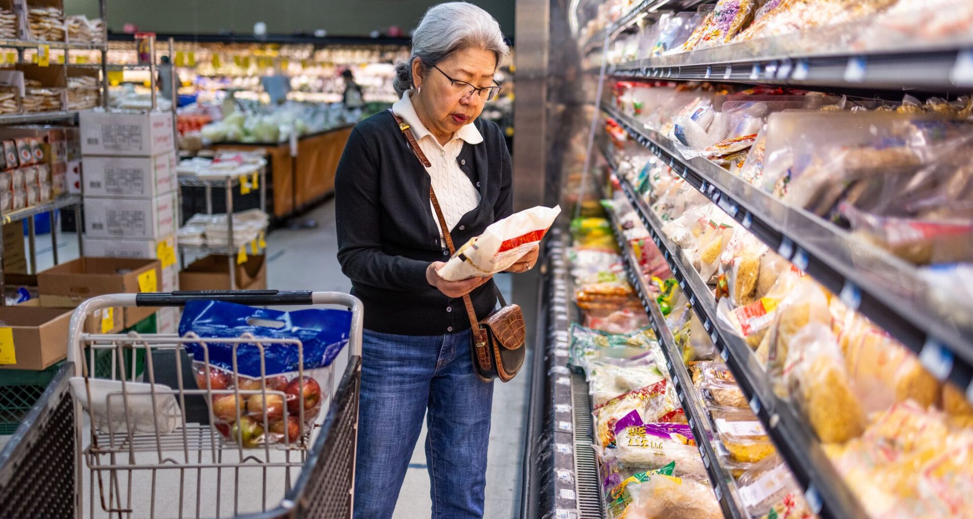 A longevity expert says these are the two changes to make to your diet if you want to live a long, healthy life