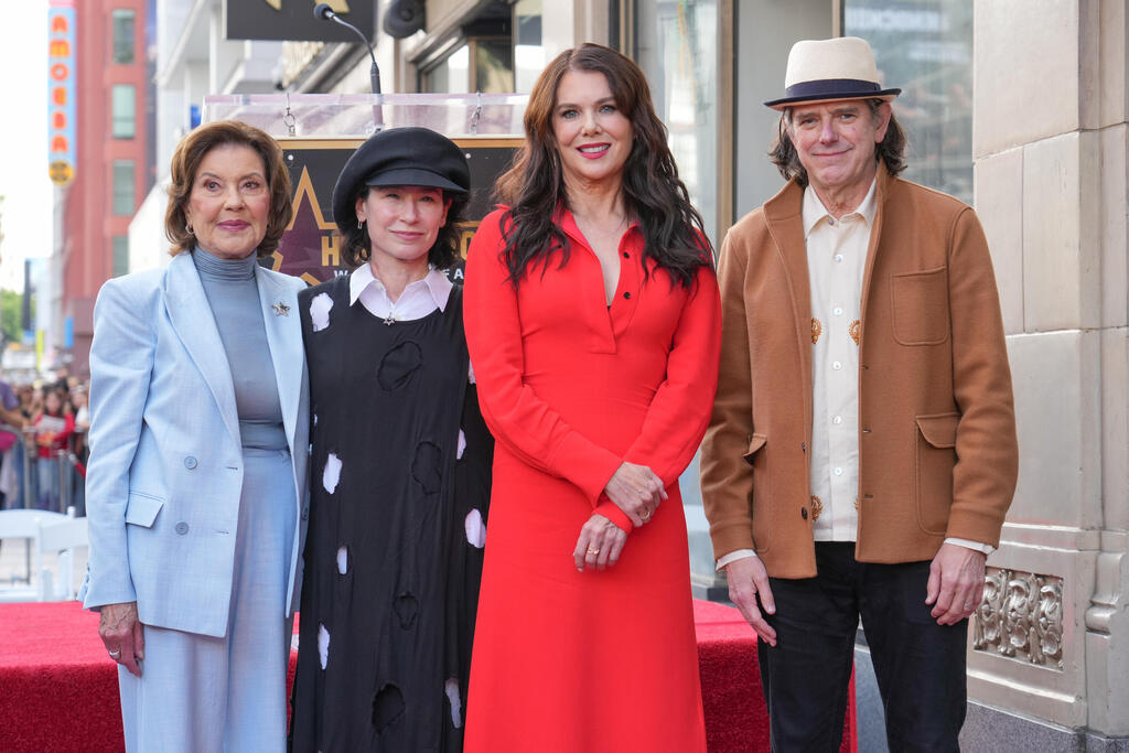 Lauren Graham at her Hollywood Walk of Fame ceremony; to her right: Daniel Palladino, to her left: Amy Sherman-Palladino and Kelly Bishop (Photo: Jordan Strauss/Invision/AP) לורן גרהאם בטקס קבלת הכוכב בשדרות הכוכבים בהוליווד. מימינה: דניאל פלדינו, ומשמאלה: איימי שרמן-פלדינו וקלי בישופ