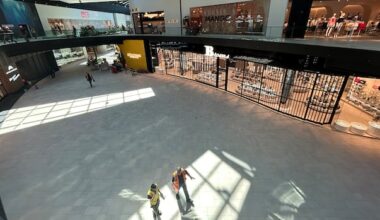 Quebec plans to expand pilot project allowing stores to stay open longer on weekends