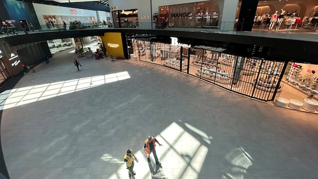 Quebec plans to expand pilot project allowing stores to stay open longer on weekends