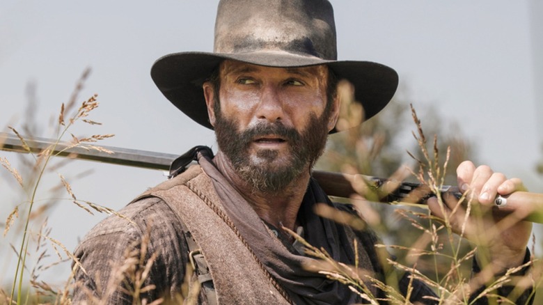 Tim McGraw as James Dutton holding a rifle on 1883