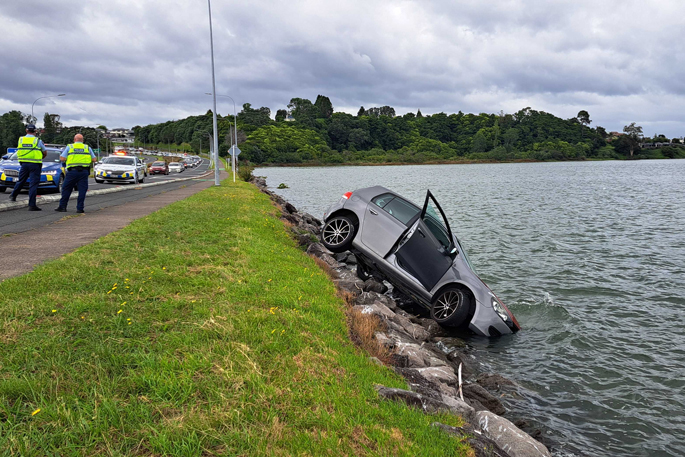 SunLive - Car cashes off road near Turret Rd bridge