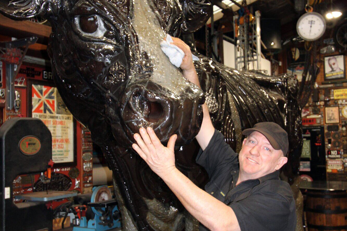 SunLive - Te Aroha sculptor’s latest giant metal cow