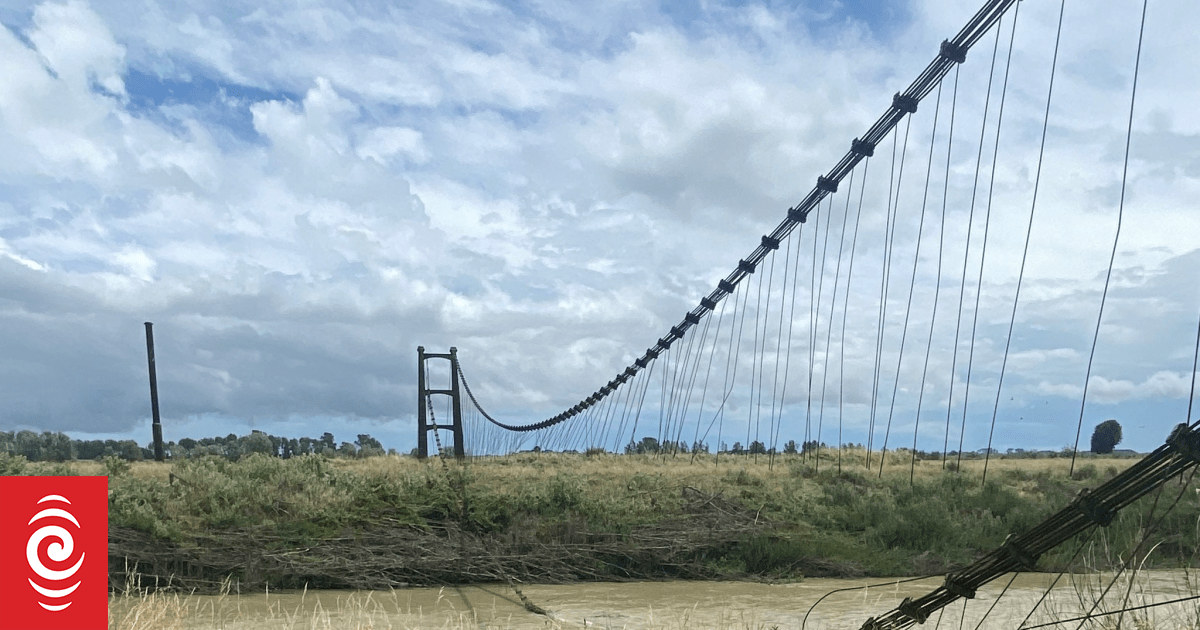 Historic Ōpiki Bridge cable falls into Manawatū River again