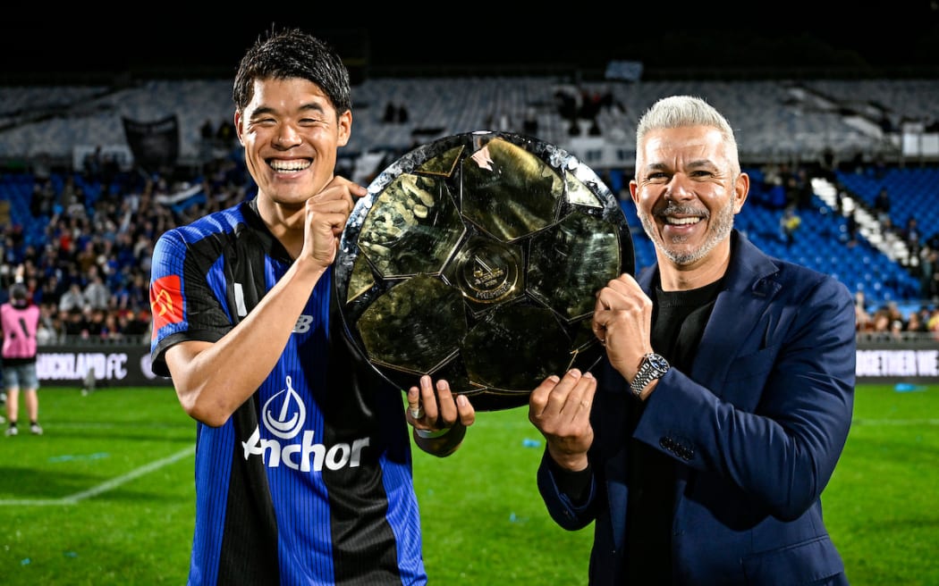 Hiroki Sakai and Steve Corica celebrate with the A-League Premier's Plate.