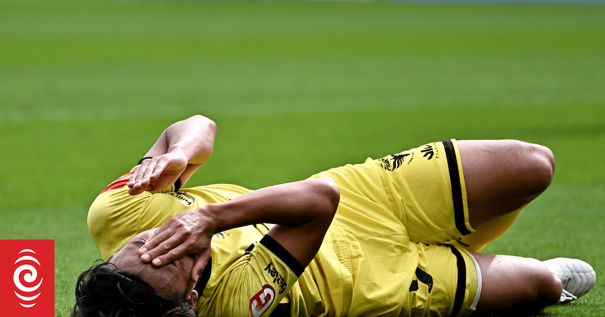 Phoenix crushed by Victory in A-League clash in Melbourne