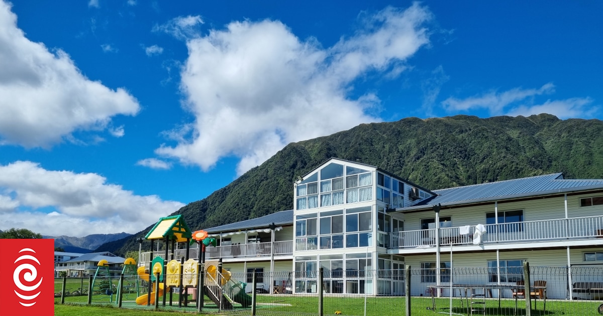 What will happen to Gloriavale's students once the school closes?