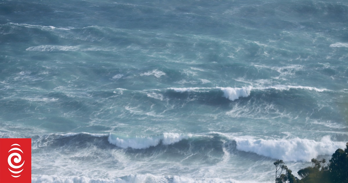 Body found after helicopter joins search at Piha Beach