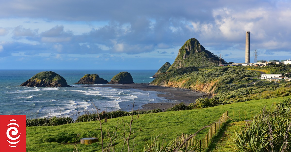 Man hospitalised after falling from Paritutu Rock