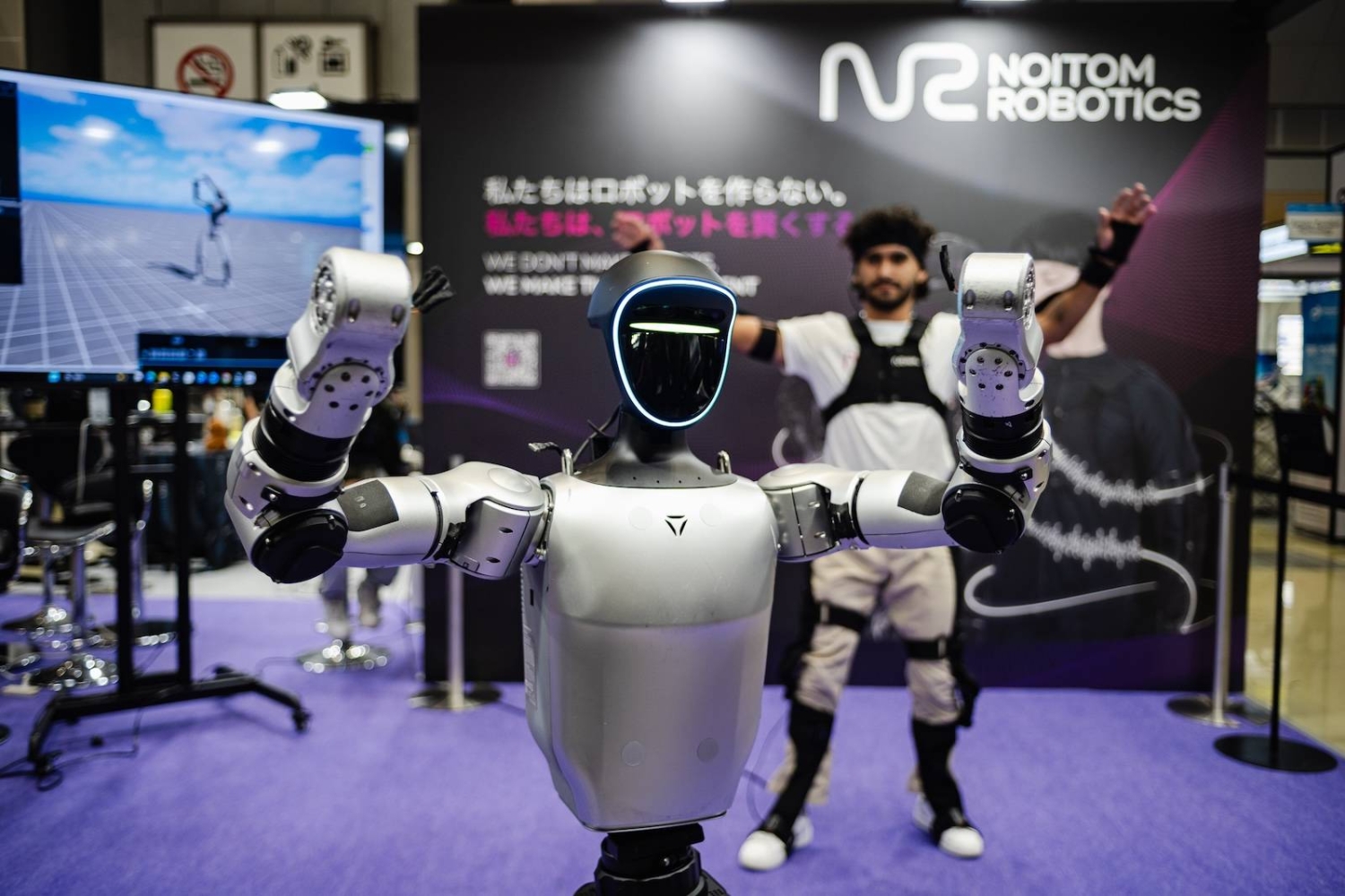 Spotlight shines on humanoid robots at Tokyo show