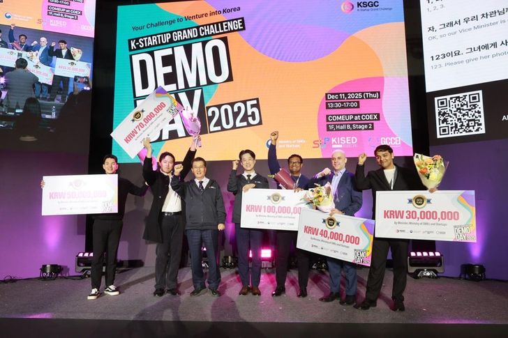 Winners of the K-Startup Grand Challenge Demo Day pose for a photo during the COMEUP event, a startup festival hosted by the Ministry of SMEs and Startups at Coex in Gangnam District, Seoul, Dec. 11. Courtesy of Ministry of SMEs and Startups