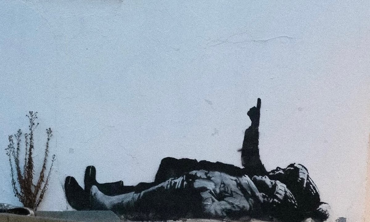 We are all in the gutter but Banksy’s Christmas kids are looking at the stars - The Art Newspaper