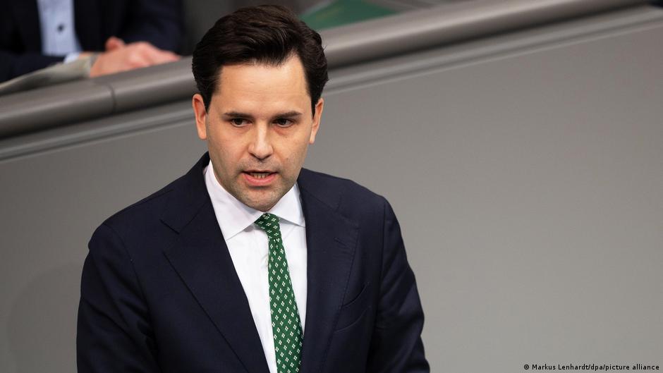 Fraught pension package passes CDU test vote – DW – 12/02/2025