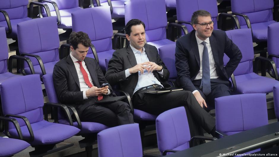 Fraught pension package passes CDU test vote – DW – 12/02/2025