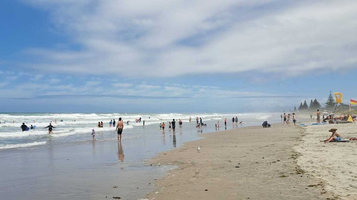 Eastern beaches surf rescues outside flags rise again, sparking safety warning