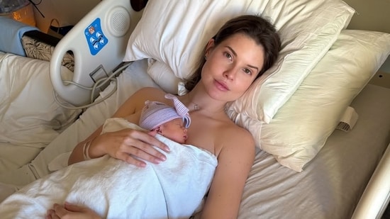 Amanda Cerny shares photographs of newborn twins on Instagram.(Instagram/amandacerny)
