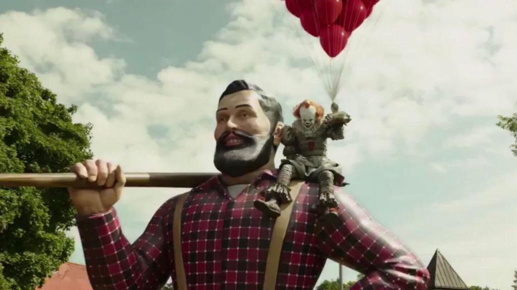 Bill Skarsgård as Pennywise in the Paul Bunyan statue in IT Chapter Two