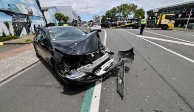 Auckland city road blocked after ute collides with several vehicles