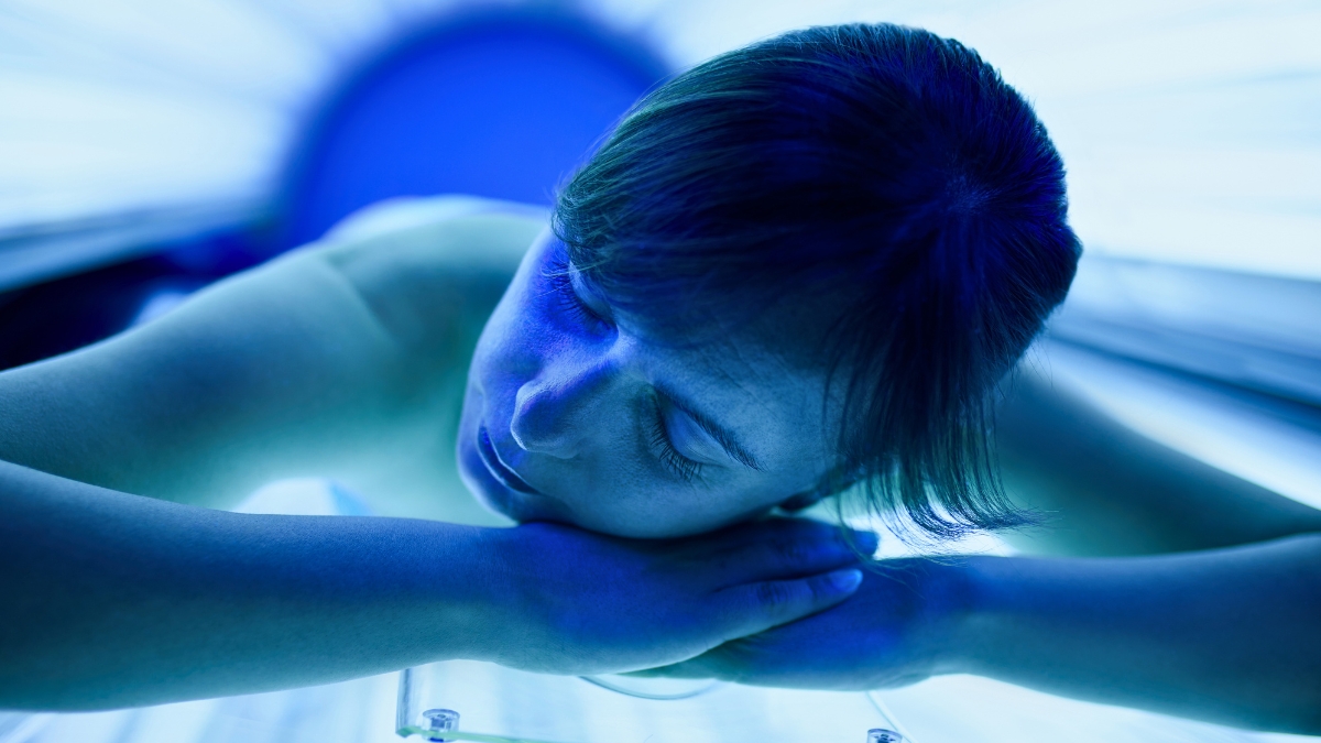 Scientists Reveal How Tanning Beds Age Your Skin on a Genetic Level : ScienceAlert