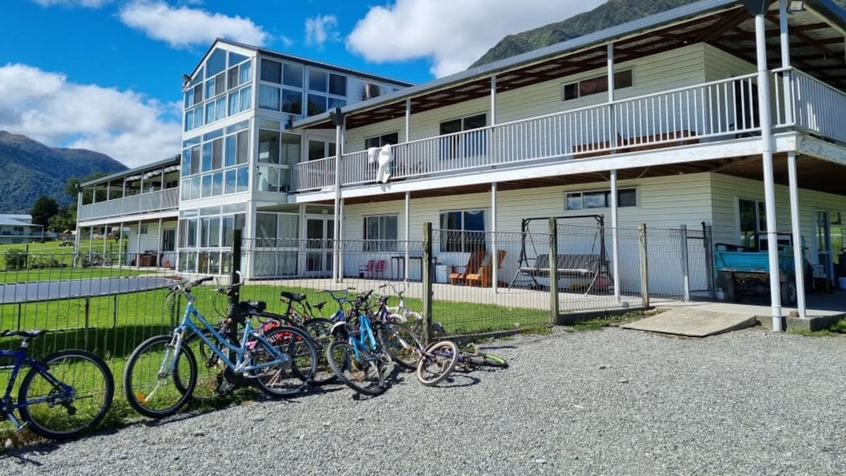 Gloriavale Christian School closure: Call for leavers to help families adapt