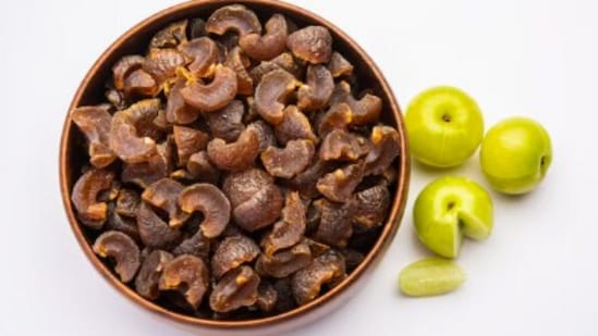 Amita Gadre advises avoiding high-calorie dry fruit laddus and sodium-heavy ready-made soups this winter.(Freepik)