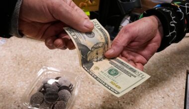 Trillion-dollar holiday shopping season comes with credit card caution